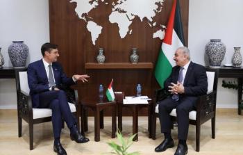 ماذا دار بين اشتية وممثل الاتحاد الأوروبي الجديد لدى فلسطين