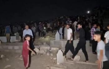 أصوات تعلو من داخل أحد القبور بالعراق