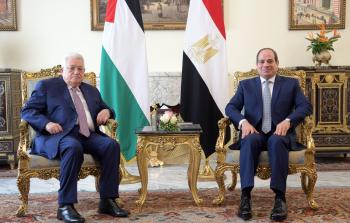الرئيس الفلسطيني محمود عباس ونظيره المصري السيسي