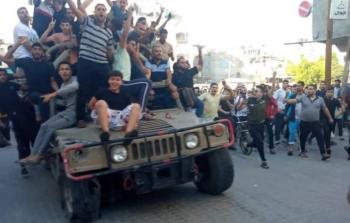 فلسطينيون يعودون بعربة جيش