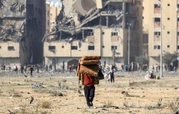 مواطن يحمل فراشه بعد تدمير ابراج حمد