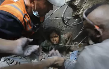 فلسطينيون يحاولون إخراج فتاة من تحت أنقاض مبنى دمرته الغارات الجوية الإسرائيلية في مخيم جباليا للاجئين شمال قطاع غزة، الأربعاء، 1 نوفمبر 2023.Abed Khaled/The AP