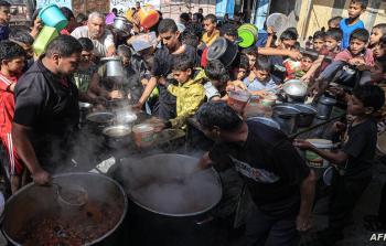 مواطنون في غزة يحاولون الحصول على وجبة