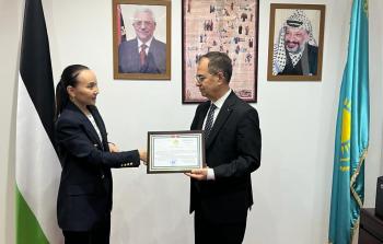 السفير منتصر أبو زيد خلال تكريم رئيسة جمعية نحن معا