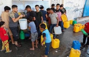 مواطنون يحاولون الحصول على ماء