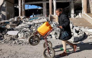 طفلة تبحث عن ماء في غزة