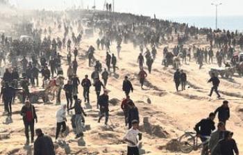 فلسطينيون ينتظرون المساعدات في غزة (أرشيفية- أسوشييتد برس)