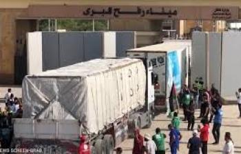 شاحنة مساعدات تنتظر الدخول الى قطاع غزة