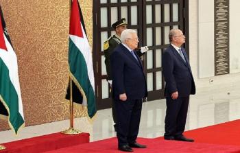 الرئيس الفلسطيني محمود عباس ورئيس الوزراء محمد مصطفى