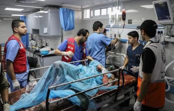 أطباء في غزة يحاولون انقاذ أحد الجرحى