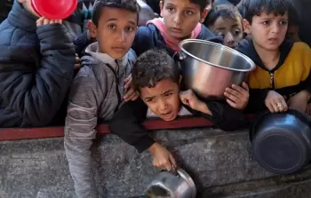 أطفال فلسطينيون ينتظرون الحصول على الطعام وسط نقص الإمدادات الغذائية، مع استمرار الحرب بين حماس وإسرائيل. رفح، جنوب قطاع غزة في 5 فبراير 2024. © رويتر