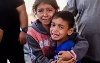 أطفال غزة يعانون أوضاعًا إنسانية صعبة جراء العدوان على غزة - أرشيفية