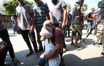 وداع وتشييع جثامين شهداء مجزرة مدرسة خديجة في دير البلح وسط قطاع غزة
