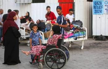 مرضى ينزحون من مستشفى شهداء الاقصى عقب طلب جيش الاحتلال باخلاء المنطقة