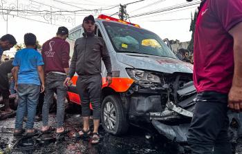 أشخاص يتجمعون حول سيارة إسعاف تعرضت لهجوم أمام مستشفى الشفاء في مدينة غزة في 3 نوفمبر 2023- تصوير: مؤمن الحلبي