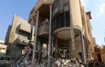 مواطنون يتفقدون الدمار جراء قصف الاحتلال على مخيم النصيرات وسط قطاع غزة