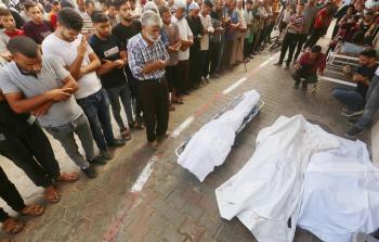 مواطنون يشيعون عدد من الشهداء في مستشفى شهداء الأقصى بدير البلح وسط قطاع غزة