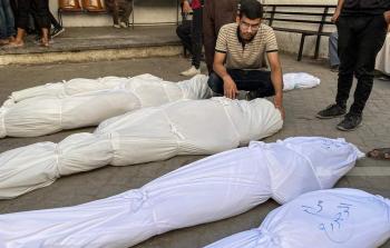 مواطن يودع عدد من أبناء عائلته في مستشفى المعمداني
