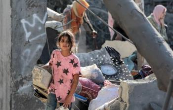 طفلة بين الركام والخيام في فطاع غزة