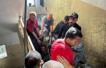 مواطنون يحاولون انقاذ شاب عقب اصابته في قصف إسرائيلي