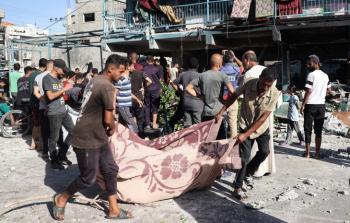 مواطنون يحملون جثامين شهداء في قطاع غزة