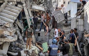 مواطنون يتفقدون منازلهم عقب القصف الاسرائيلي