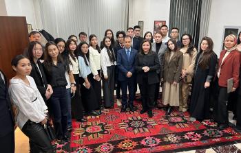 السفير منتصر أبو زيد مع طلاب الجامعة