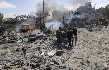 مواطنون في غزة يحاولون إنقاذ مصاب جراء القصف الإسرائيلي
