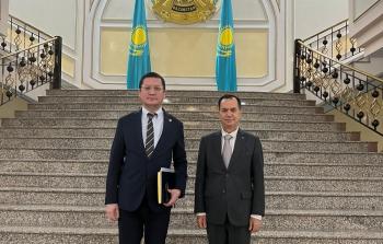 السفير منتصر أبو زيد مع المسؤول الكازاخستاني