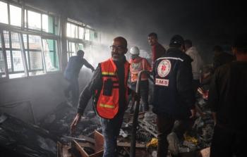 عناصر من الدفاع المدني يحاولون انقاذ مواطنين