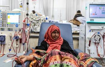 سيدة فلسطينية على جهاز غسل الكلى في مستشفى ناصر