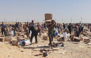 مواطنون يتجمعون لجمع ما تبقى من إمدادات الإغاثة من مركز التوزيع التابع لمؤسسة غزة الإنسانية المدعومة من الولايات المتحدة في رفح، جنوب قطاع غزة، 5 يونيو/حزيران 2025. رويترزتوزب