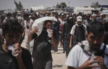 يحمل فلسطينيون صناديق وأكياساً تحتوي على مساعدات غذائية وإنسانية قدمتها «مؤسسة غزة الإنسانية» وهي منظمة مدعومة من الولايات المتحدة ووافقت عليها إسرائيل في رفح (أ.ب)