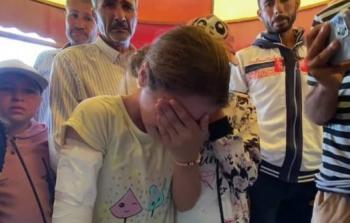 الطفلة صفاء الأغا أثناء توديع جثامين أمها وأبيها وشقيقها الأصغر
