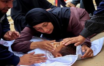 جثمان طفل فلسطيني شهيد في مستشفى ناصر، في خان يونس