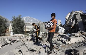 طالب من غزة ينتشل كنبه من تحت الركام