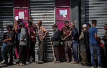 مواطنون يصطفون أمام بنك فلسطين