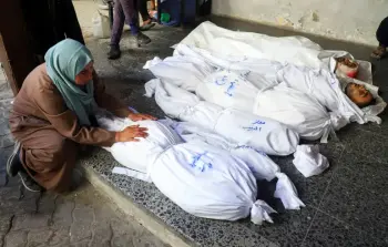 سيدة من غزة تودع أقاربها الشهداء