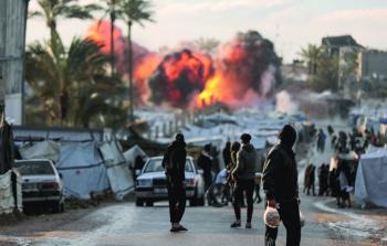 نيران تتصاعد من مكان استهدفته ضربة إسرائيلية قرب مخيم للنازحين بدير البلح وسط قطاع غزة (أرشيفية-أ.ب)