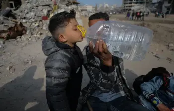 من سكان قطاع غزة لا يمكنهم الوصول إلى مياه صالحة للشرب (رويترز)