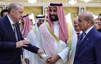ولي العهد السعودي الأمير محمد بن سلمان، ورئيس الوزراء الباكستاني شهباز شريف، والرئيس التركي رجب طيب أردوغان