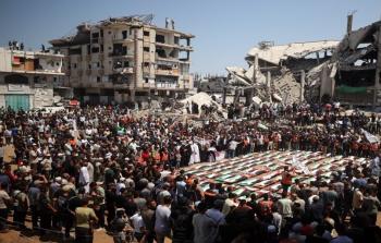 فلسطينيون يشاركون في تشييع رفات 112 شخصا من عائلتي حسينة وأبو شريعة