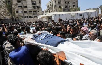 تشييع جثامين الصحفيين الخمسة الذين ارتقوا جراء قصف الاحتلال على مستشفى ناصر بخان يونس