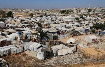مخيم لاجئين في خان يونس بجنوب قطاع غزة يوم 8 يوليو تموز 2026. تصوير: حسيب الوزير - رويترز