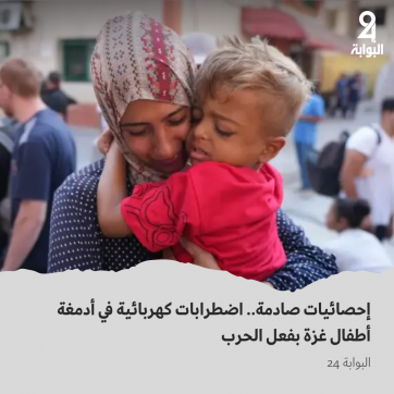 طفل مريض يتشبث بأمه قبل مغادرته غزة مع جدته - أسوشييتد برس