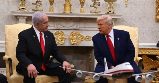 اللقاء الثاني للرئيس الأميركي دونالد ترامب (يمين) ورئيس الوزراء الإسرائيلي بنيامين نتنياهو