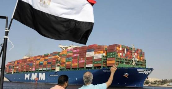 عبور السفن من المجرى الملاحي لقناة السويس