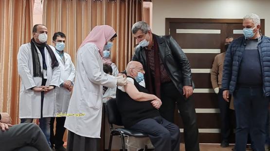 وزير الصحة الأسبق  رياض الزعنون يتلقى اللقاح