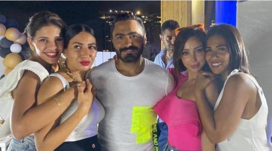 الفنان المصري تامر حسني وزوجته بسمة بوسيل