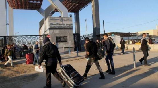 مسافرين عبر معبر رفح.jpg